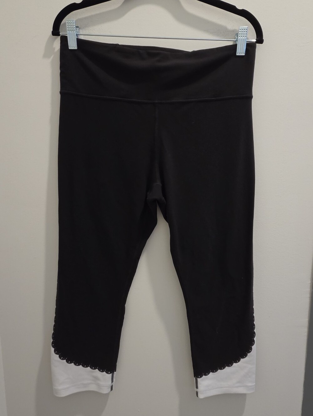 Athleta Black & White Scallop Trim Cropped Capri Leggings | High Rise Activewear